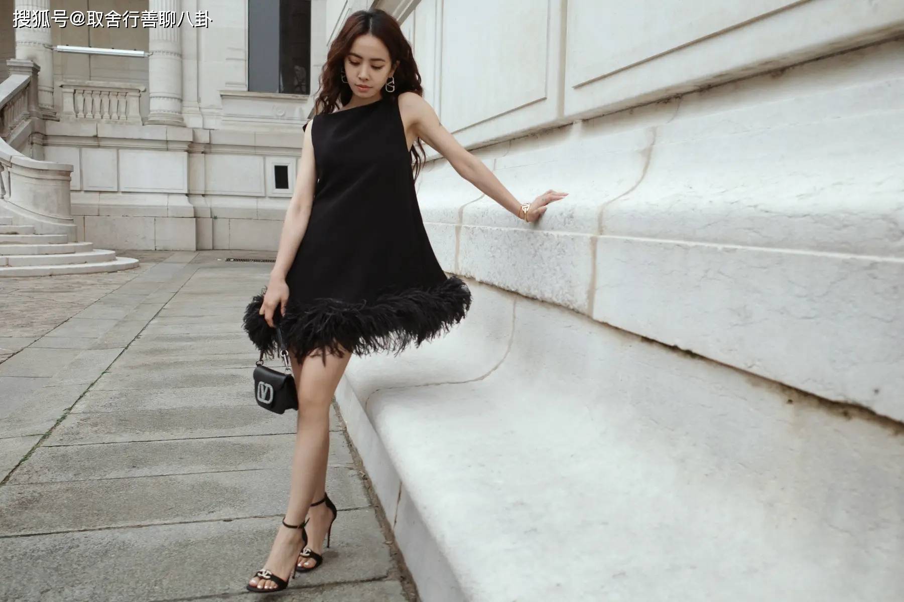 43岁蔡依林出席巴黎时装周,穿黑色羽毛裙气场十足,波浪卷发迷人