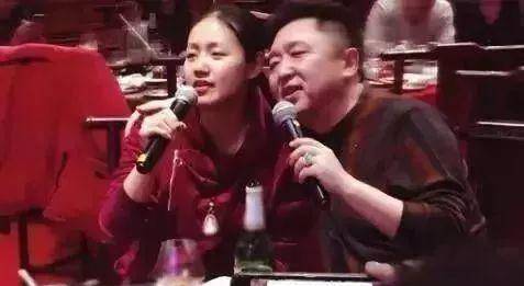 后来她鼓励于谦与郭德纲搭档,重新拾起自己的老本行——相声.