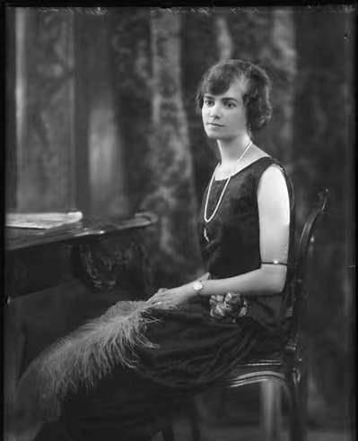 二姐玛丽·弗朗西斯,比伊丽莎白大18岁,1910年嫁给16代艾尔芬斯勋爵