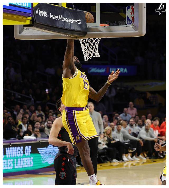 随后库兹马的三分球命中,勒布朗与戴维斯的连线扣篮反超比分