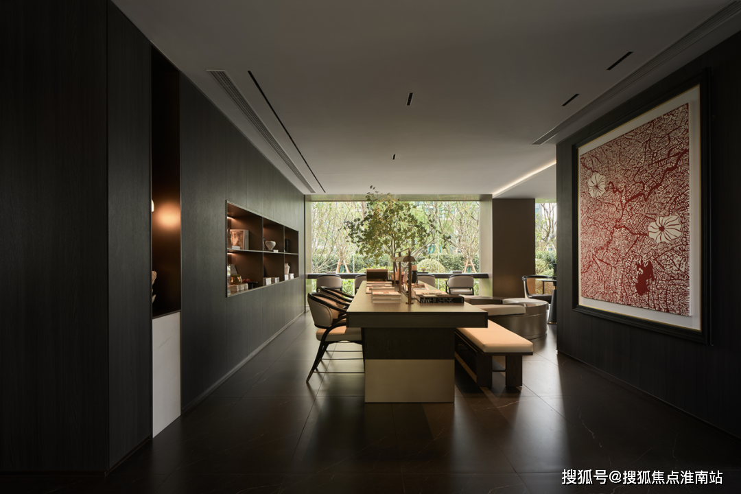 赛龙舟的人文场景作为装饰画的主题,饰品也以"船"形的木雕苔鲜组合