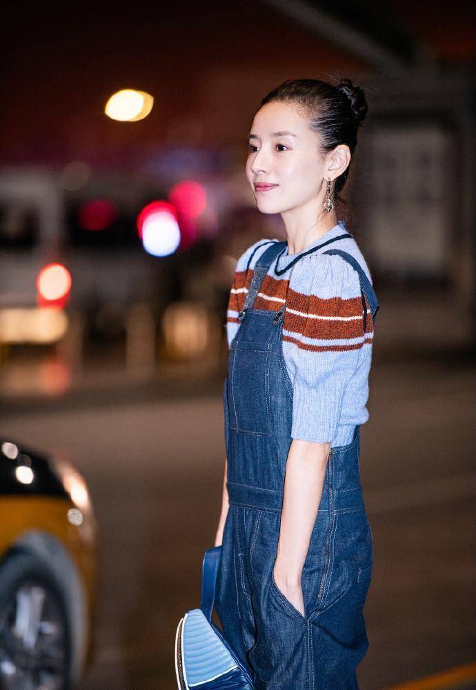 39岁董洁街拍惊艳!穿"初恋裤"嫌不够减龄,扎丸子头美回冷清秋