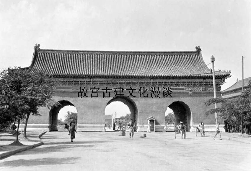 东侧的长安左门被俗称为"青龙门"(图4).