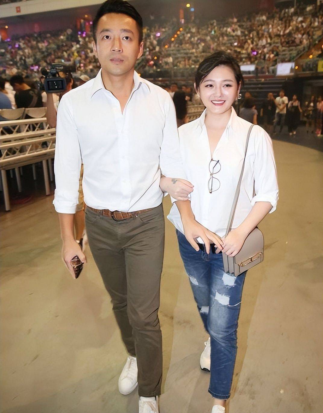 大s走光红指甲额头有坑,黑人范玮琪牵手现身_汪小菲_李进良_红色