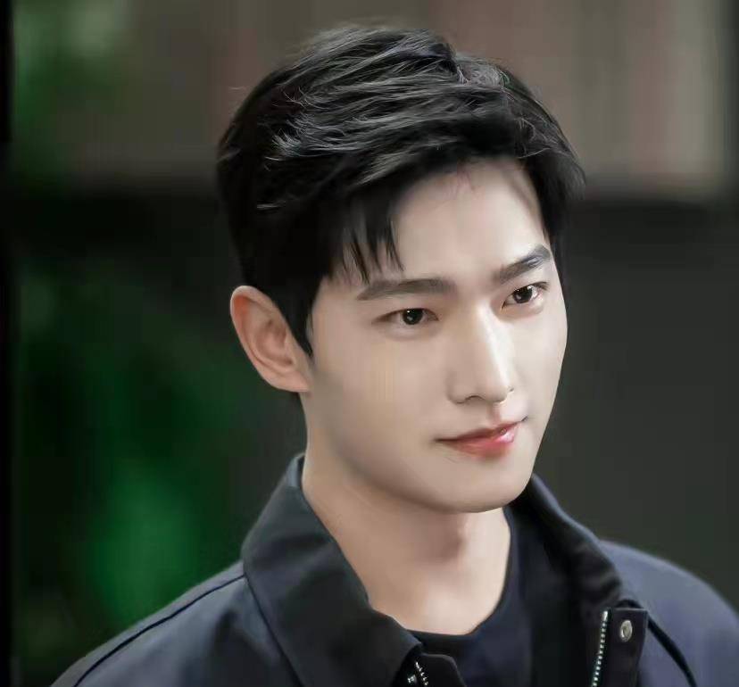 杨洋八月份的最后一条微博,晒出黑框素颜自拍,皮肤状态超好,不愧是杨