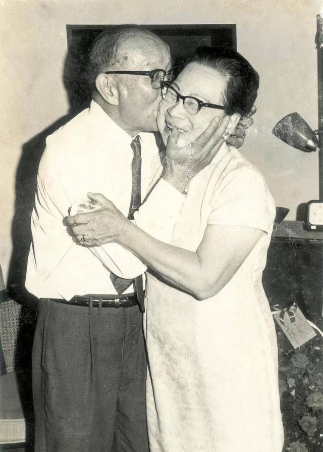 爱过几位女子,看透了婚姻本质,他烧掉结婚证,声明一辈子用不到_林语堂