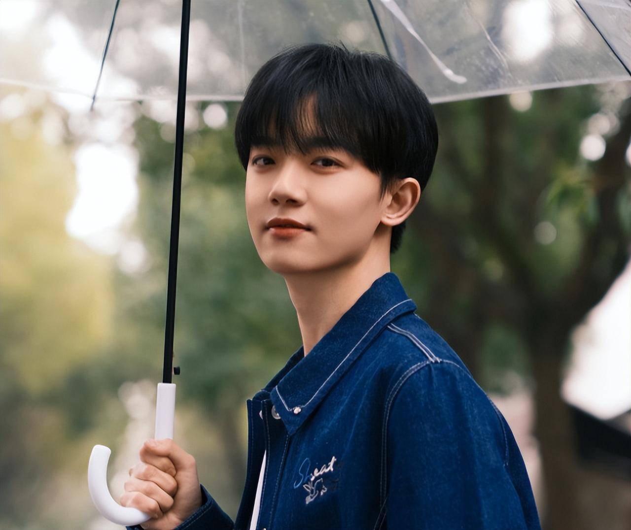 后,梁家辉表示:有空的时候可以留留胡子,让自己粗犷一点,吴镇宇表示