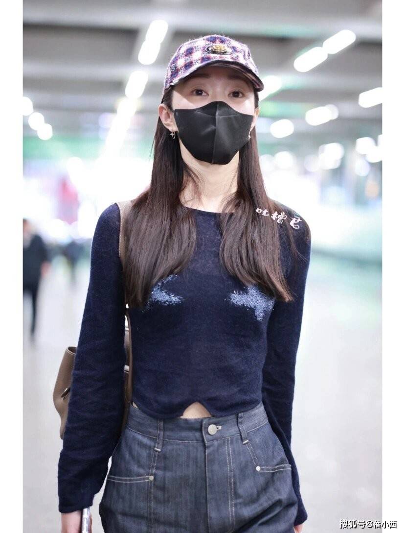 原创宋轶与白敬亭恋爱后风格大变穿开衫牛仔裤34岁美出新高度