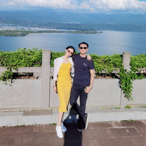 原创苗苗晒甜蜜出游照与老公搂肩合照大秀恩爱郑恺发际线惹人担忧