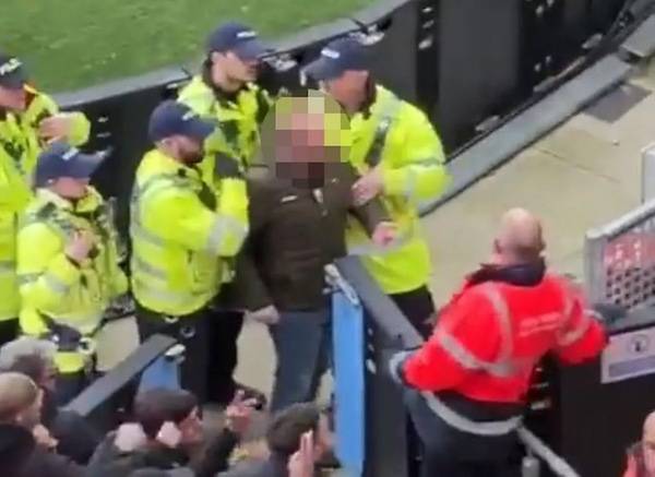 曼城3-1曼联 同城德比 球迷闹事被警察带走 请不要嘲讽逝去的人!