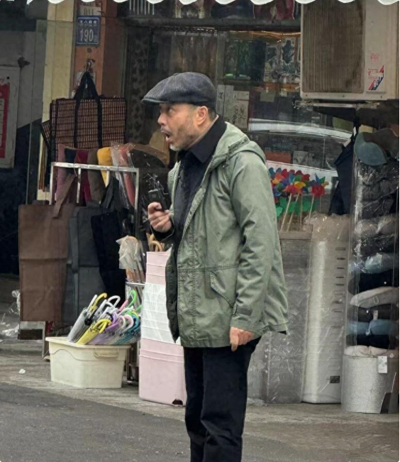 这套搭配既保暖又时尚,工装风格与衬衫的搭配展现出他的随性与率真.