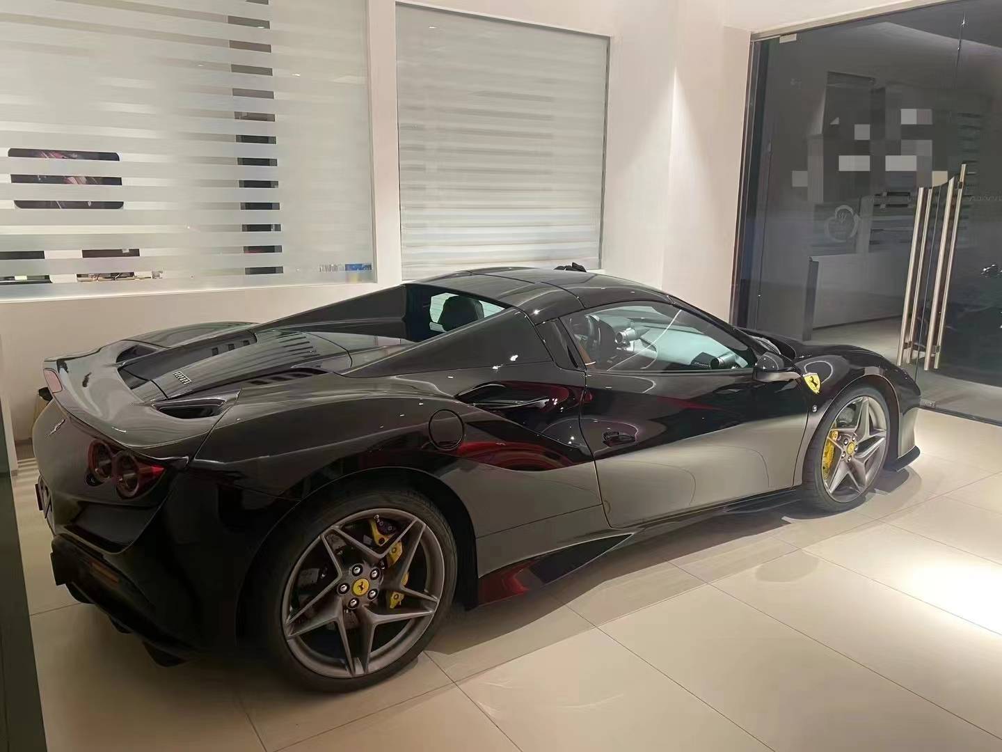 法拉利f8敞篷,奇缺黑红搭配颜色_搜狐汽车_搜狐网