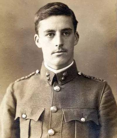 此后他一直在英国海军服役,历任准尉,少校.