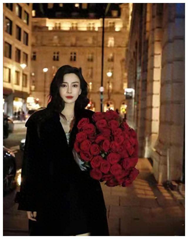 杨颖生日写真惊艳亮相:黑衣如墨,手捧大束玫瑰,夜色街头漫步_魅力