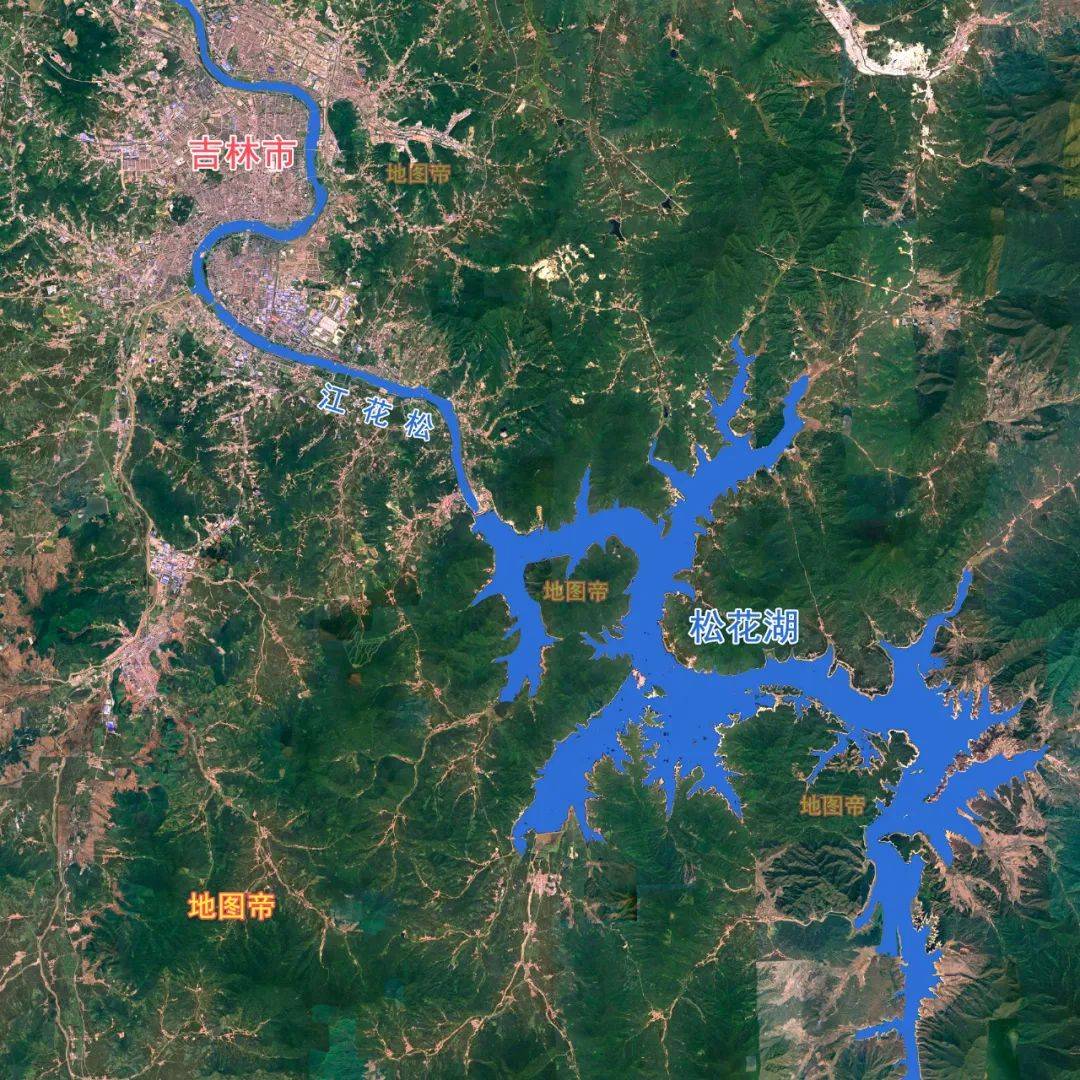 松花湖湖形呈狭长形,最宽处10千米,平均水深22米,最深处达77.