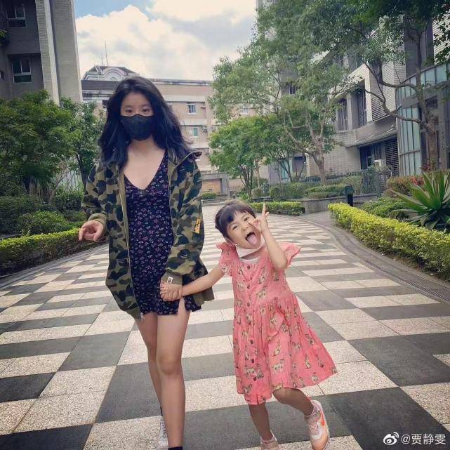 原创贾静雯晒女儿近照16岁梧桐妹打扮时尚咘咘一头波浪卷发超可爱
