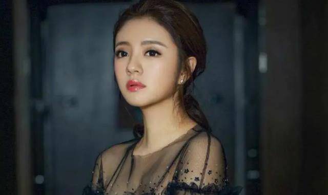 娱乐圈不怕"潜"的7位女星,有的连向华强都要礼让三分_安以轩_事业