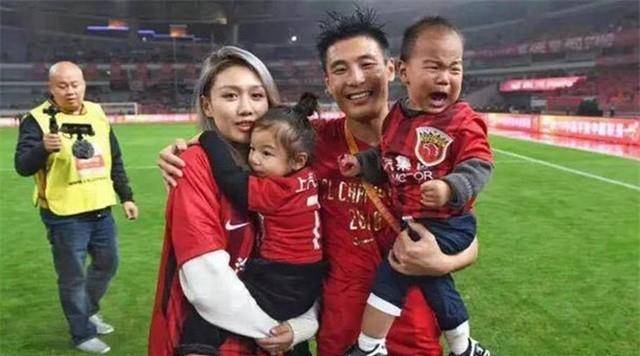 随着郜林转会,30岁的校花妻子王晨还曾发布过一条动态说自己一家即将