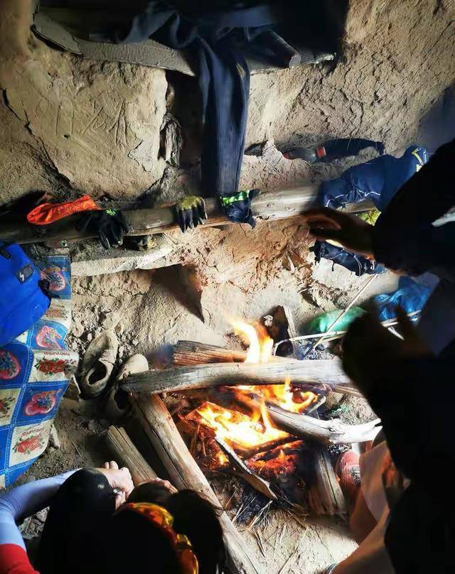 牧羊大叔:上山放羊,挽救6名运动员,夜晚坦言愿望:交通_朱可_比赛_窑洞