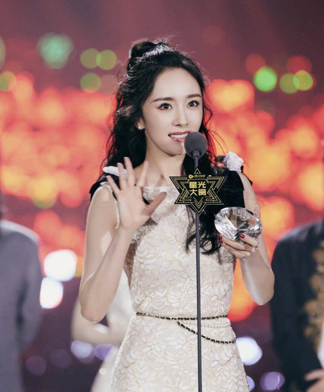 杨幂成俏厨娘为家人下厨,却不小心曝光豪宅,家中装修好奢侈_照片_身材