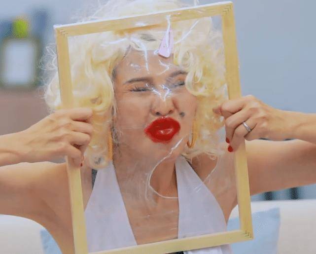 化妆和衣服都非常的夸张,看到她用脸撑破保鲜膜的样子,真的是让人觉得