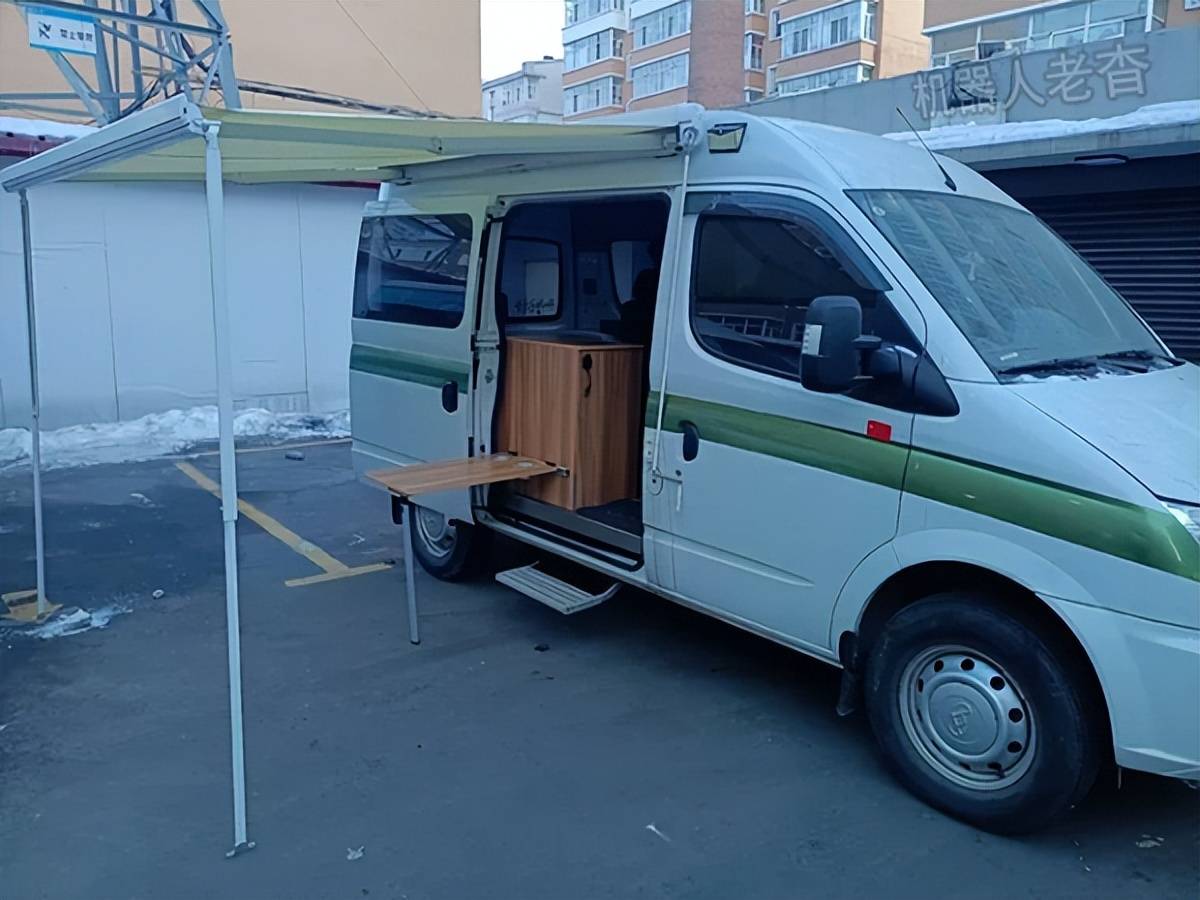 布局清晰合理,大通v80改装床车旅行,5座小轻客设计露营车自驾游_搜狐