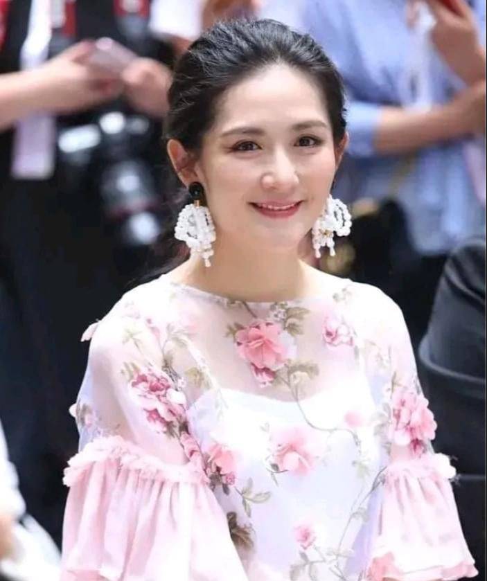 谢娜出席活动照被扒,穿得像花仙子脸部皱纹明显,网友:装美