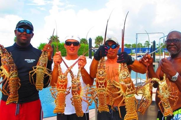 老外打捞到的巨无霸龙虾精钳子能夹断手臂一只足够吃一周