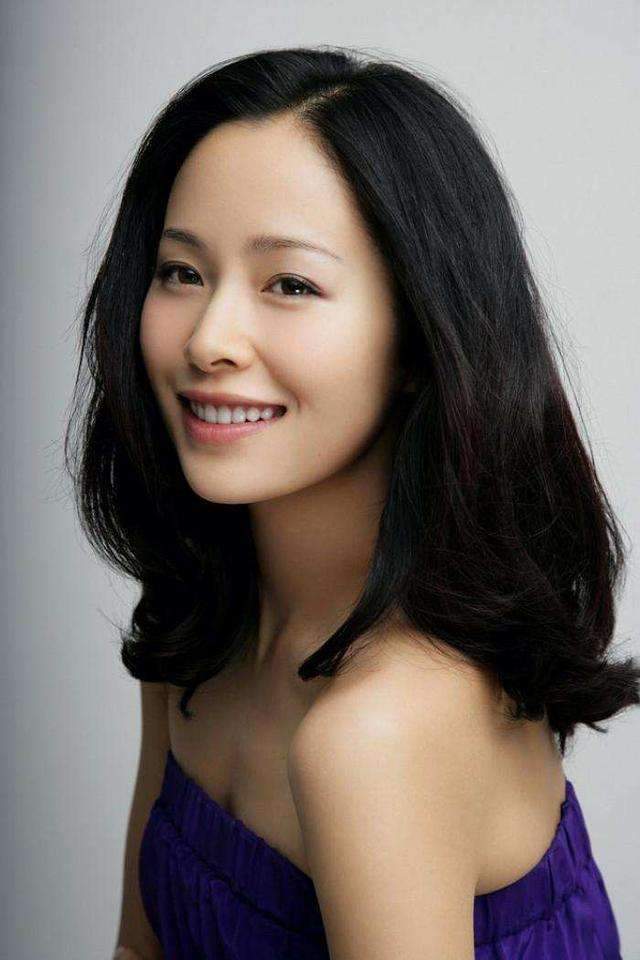 江一燕可能有人会把她和霍思燕搞混,因为她们实在长得太像了.