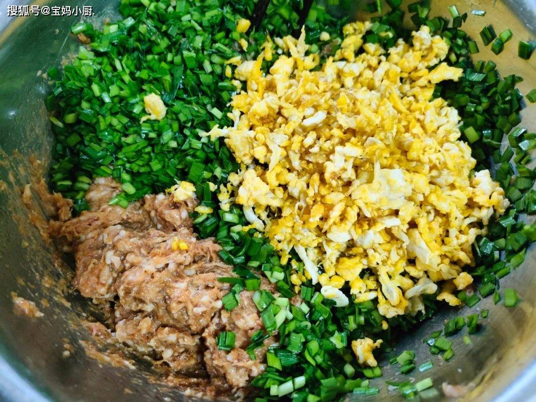 到细腻起黏1,炒锅里加植物油,磕入鸡蛋,中大火用筷子搅炒至成颗粒状