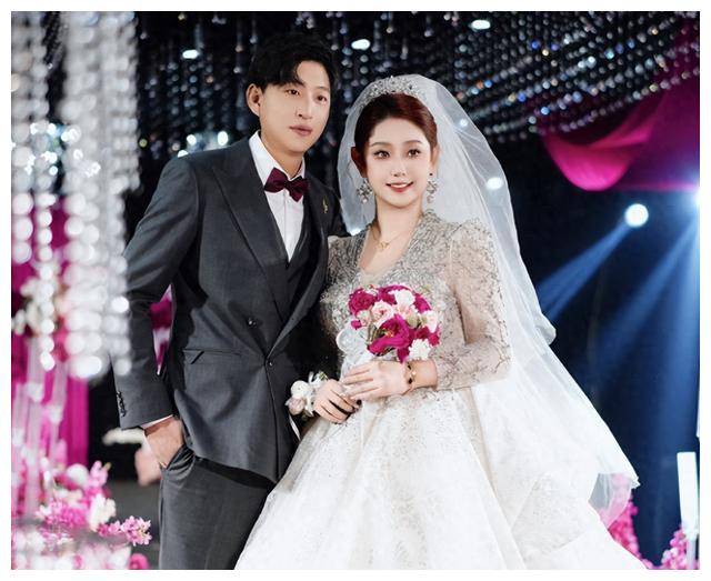 女排主攻24岁女神嫁给1米96高大帅气丈夫,完美般配