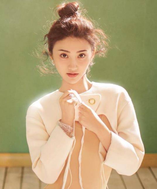 景甜以为她是中间没穿衣服,仔细看才发现是被衣服坑了_肉色_眼睛_人民