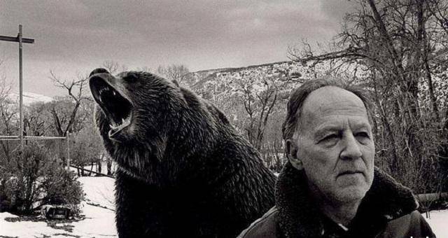 她害怕地尖叫地跑了起来,但没跑多远也被灰熊咬死了