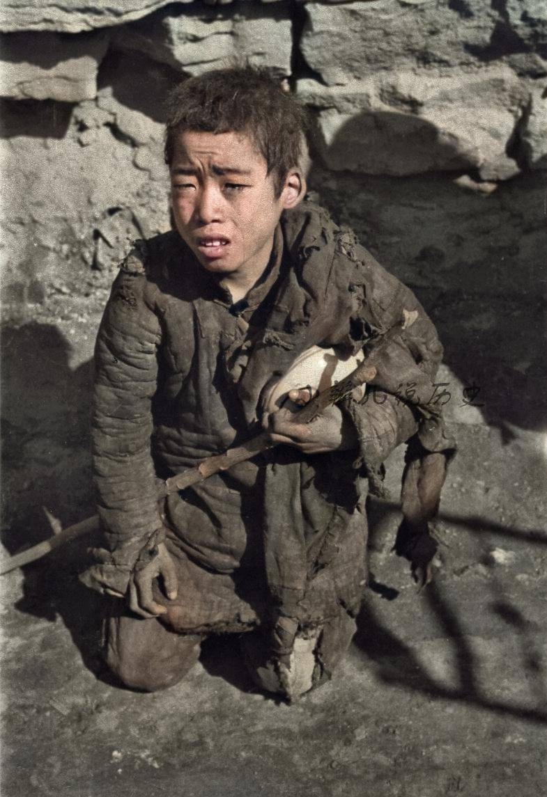 原创直击心灵的1942河南大饥荒彩色老照片孤儿被扔在路边眼泪哭干