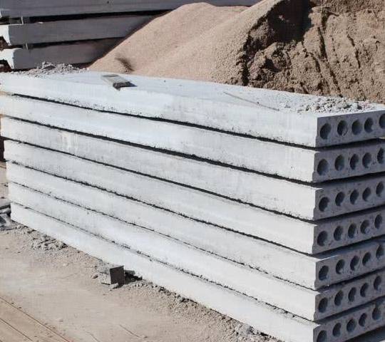 原创工地随手搬块钢筋水泥板改成茶几摆客厅我见过最省钱的家具了