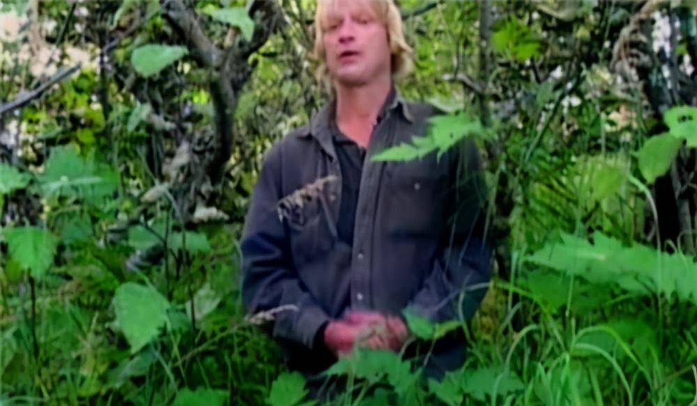 提摩西·崔德威(timothy treadwell),在1957年出生在纽约长岛,高中的