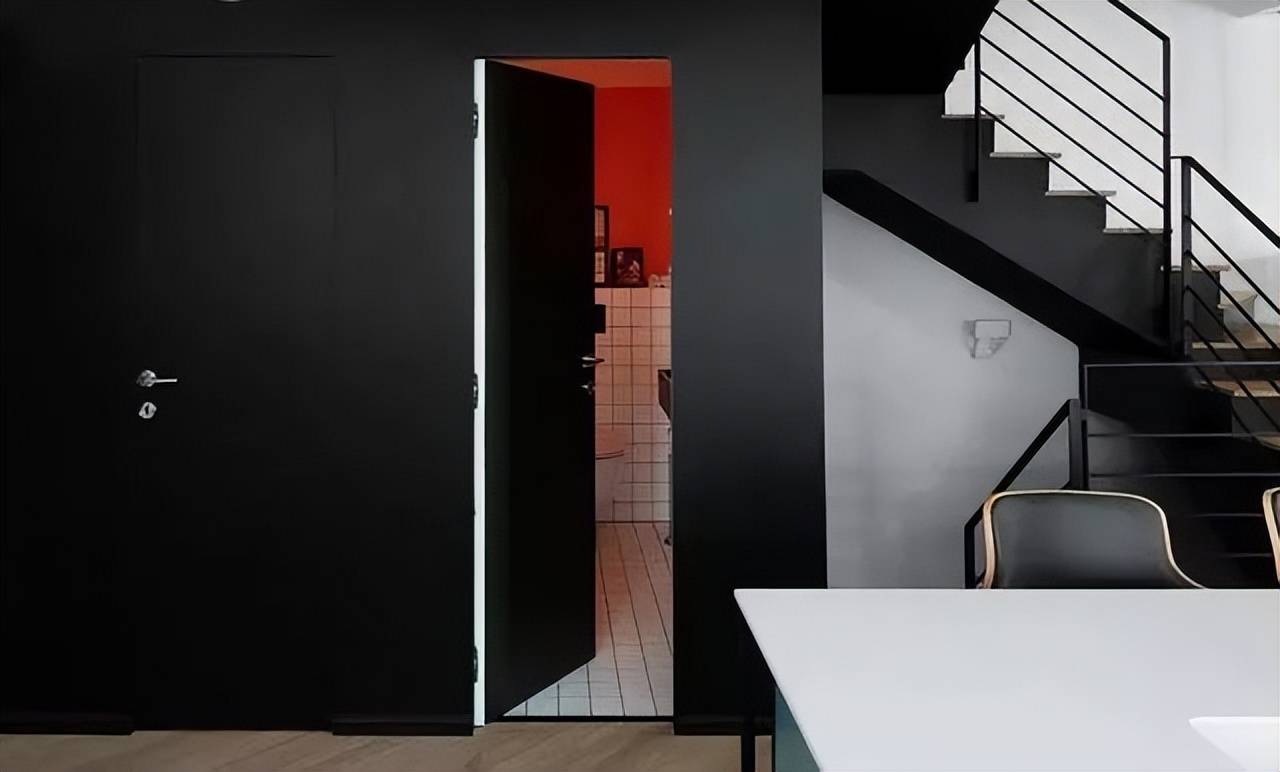 楼下使用方便,将楼梯下的空间改成了小卫生间,加上无门套隐形门的设计