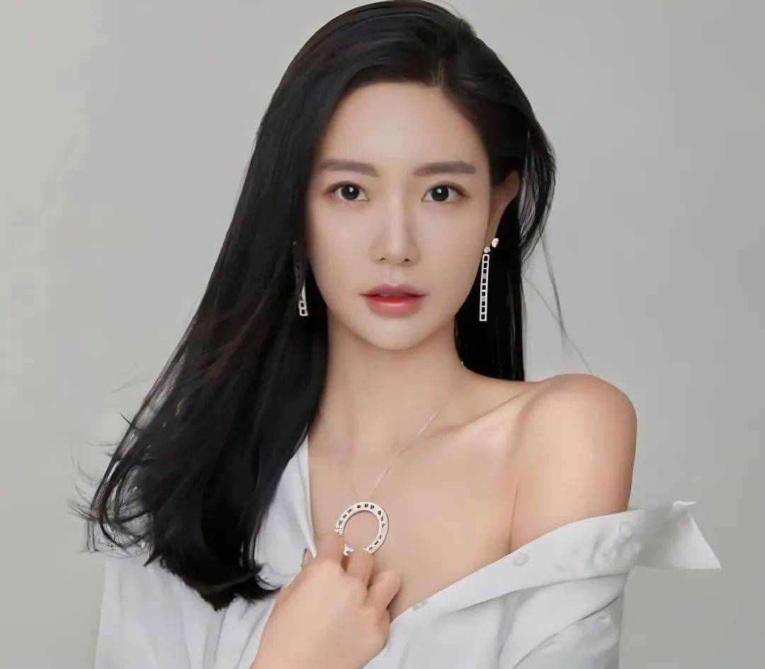 原创亚洲第一美女克拉拉到底有什么魅力当她穿上紧身裙后网友流口水了