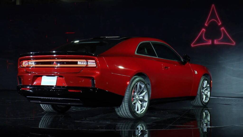 计划在2024年年中开始生产两门轿跑版车型,包括全电动的道奇charger