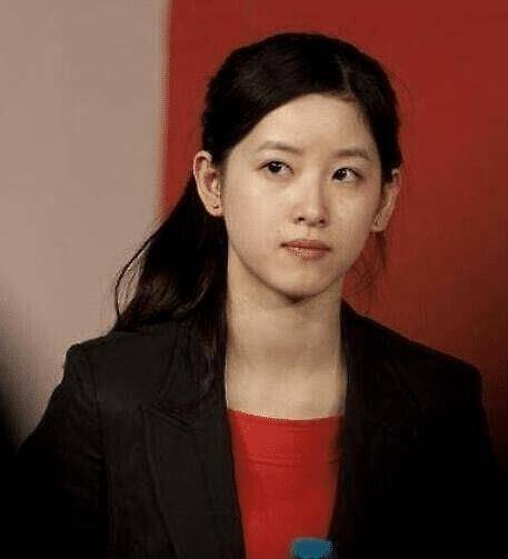 原创章泽天旧照曝光离开美颜一脸痘印衣着老气似50岁大妈