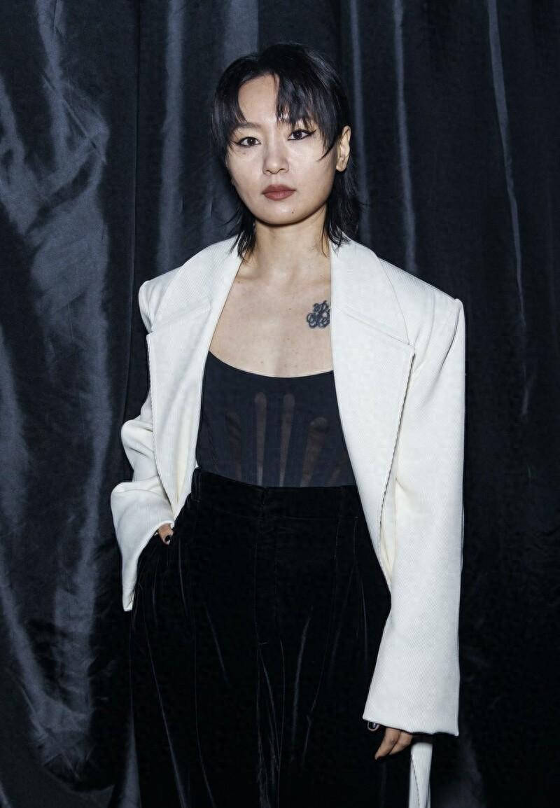 周笔畅穿透视装亮相,惊现上围曲线,上面还有纹身,网友:假小子这么有