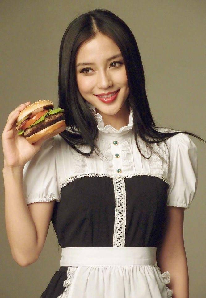 baby早年旧照又被曝光,为赚钱"徒手"吃意面,表情丰富不见僵硬_杨颖_的