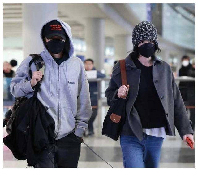 王菲机场全新造型曝光红衣短发飒爽亮相引发关注