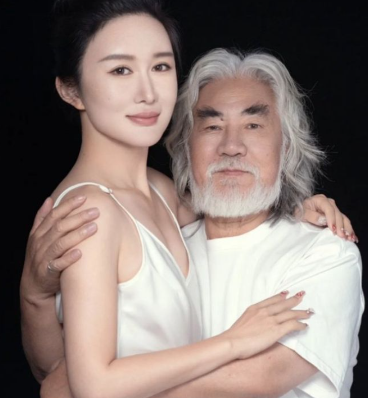 原创72岁张纪中再当爹42岁娇妻杜星霖官宣四胎晒彩超已怀孕50天