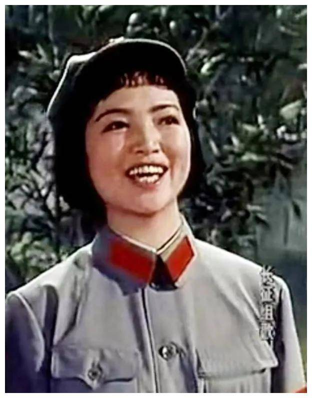 耿莲凤是一位真正的歌唱家,她用声音和情感唤醒人们的灵魂,让人感受到