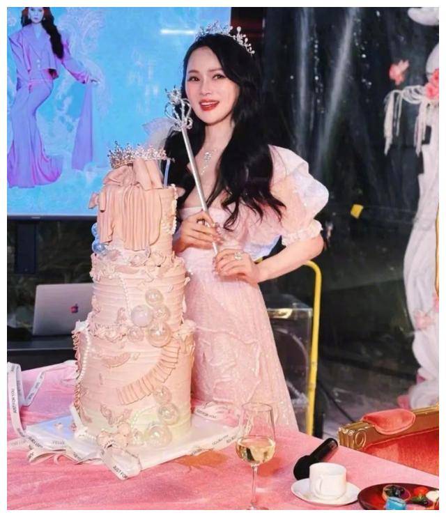 坚韧与柔和伊能静面相变迁女性成长的独特印记