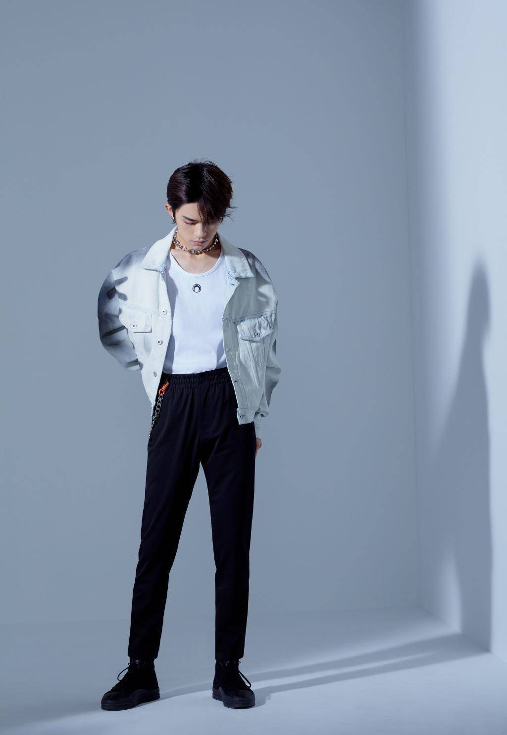 原创易烊千玺写真照曝光穿衬衫配绿色针织衫清新活力似大学校草