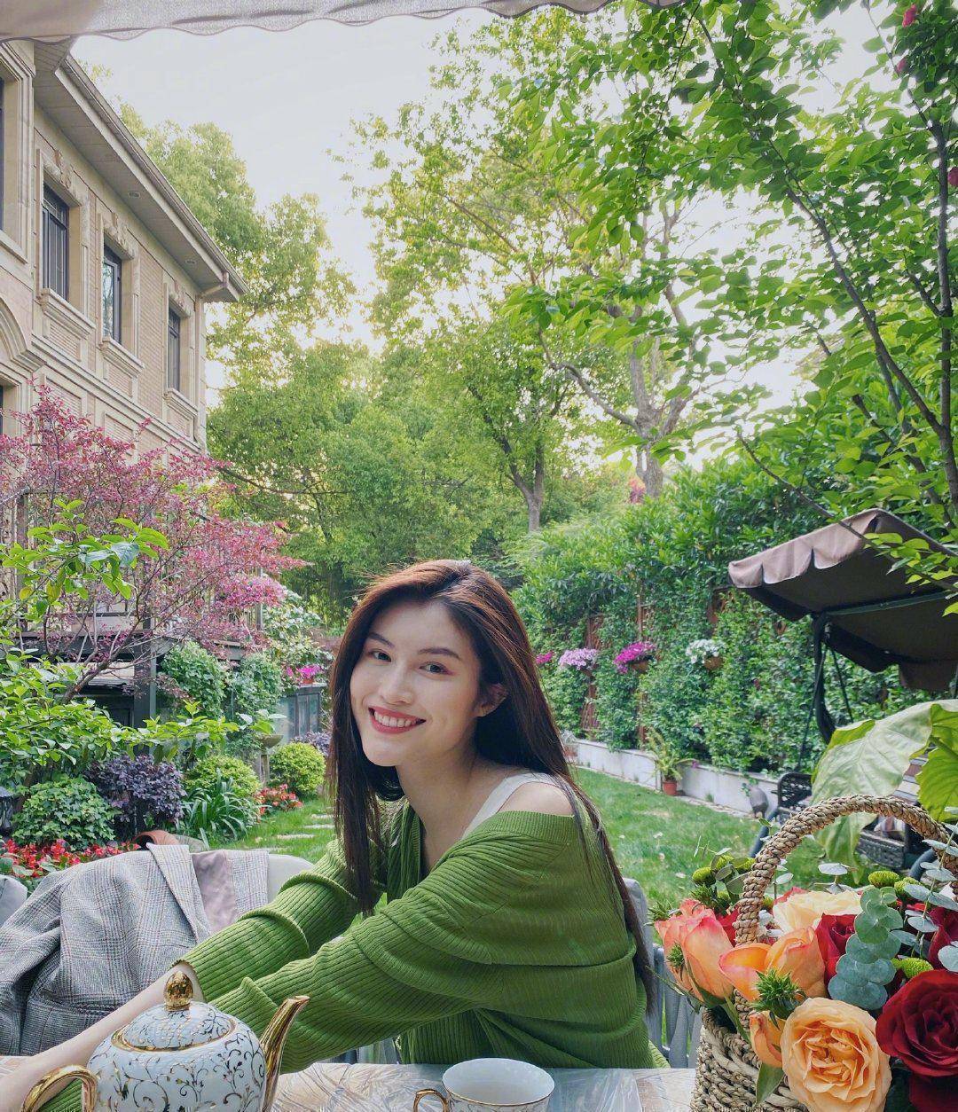 原创何穗晒屏保式美照绿开衫清新花园美成画抚摸长发魅力又撩人