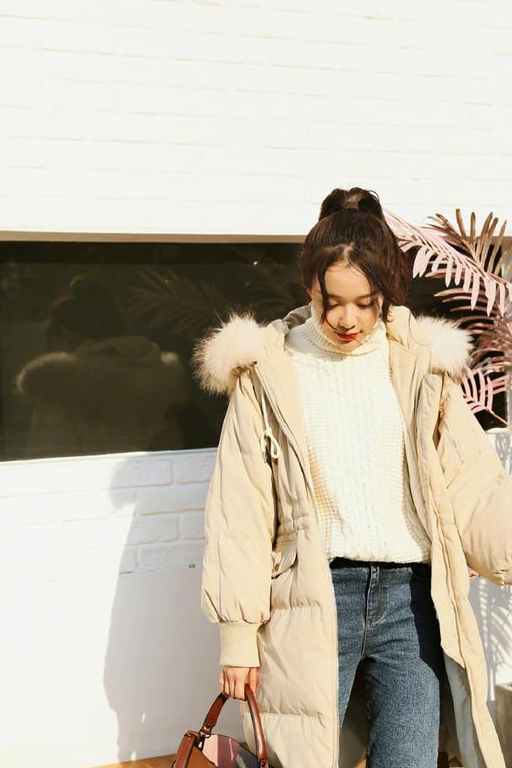 原创看了黄一琳满屏的大长腿才明白难怪穿着西装也要配条短裙