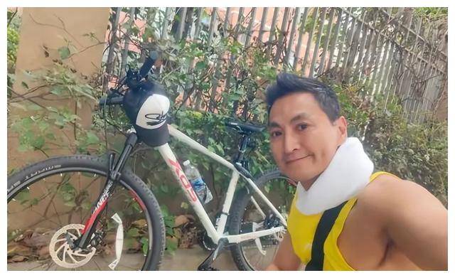 何家劲说到自己的婚姻生活时,满脸幸福地说他对现状非常满意.